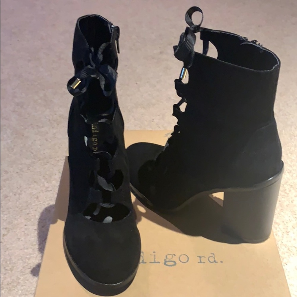 Indigo rd. Black faux suede booties size 6